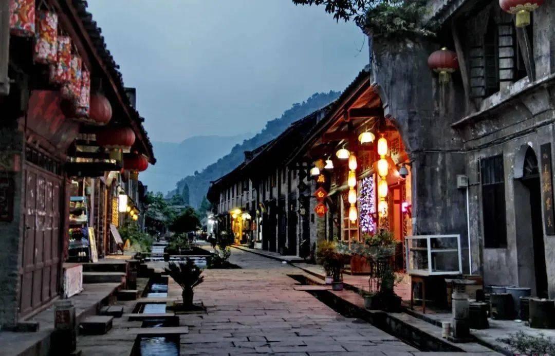 铁笼中的小鹿逃脱